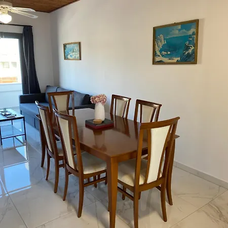 Seaside Two Bedroom Deluxe Flat In Tourist Area Apartment