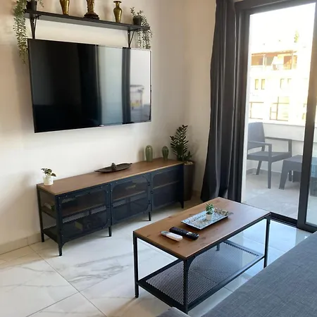 Seaside Two Bedroom Deluxe Flat In Tourist Area *